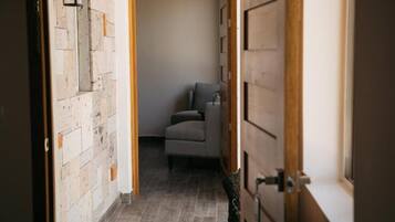 Habitación con 2 camas individuales, vista al jardín | Interior