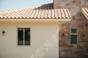 Kahden hengen deluxe-huone, parveke, näköala puutarhaan | Yksityiskohta ulkoa