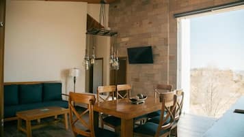 Deluxe Room, Garden View | Dining