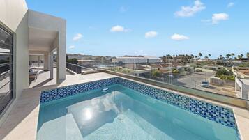 Casa, balcón, vistas al mar | Piscina | Una piscina al aire libre
