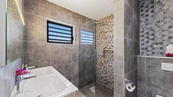 Casa, balcón, vistas al mar | Baño