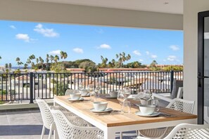 Outdoor dining - Penthouse Casa James Mambo Beach Jacuzzi (Willemstad)