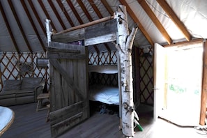 1 habitación, escritorio y ropa de cama