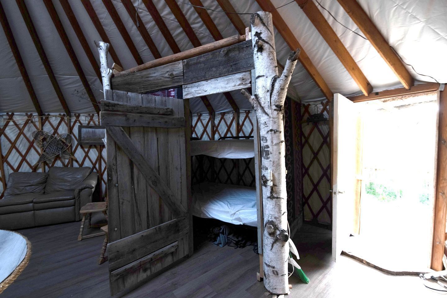 1 bedroom, desk, bed sheets