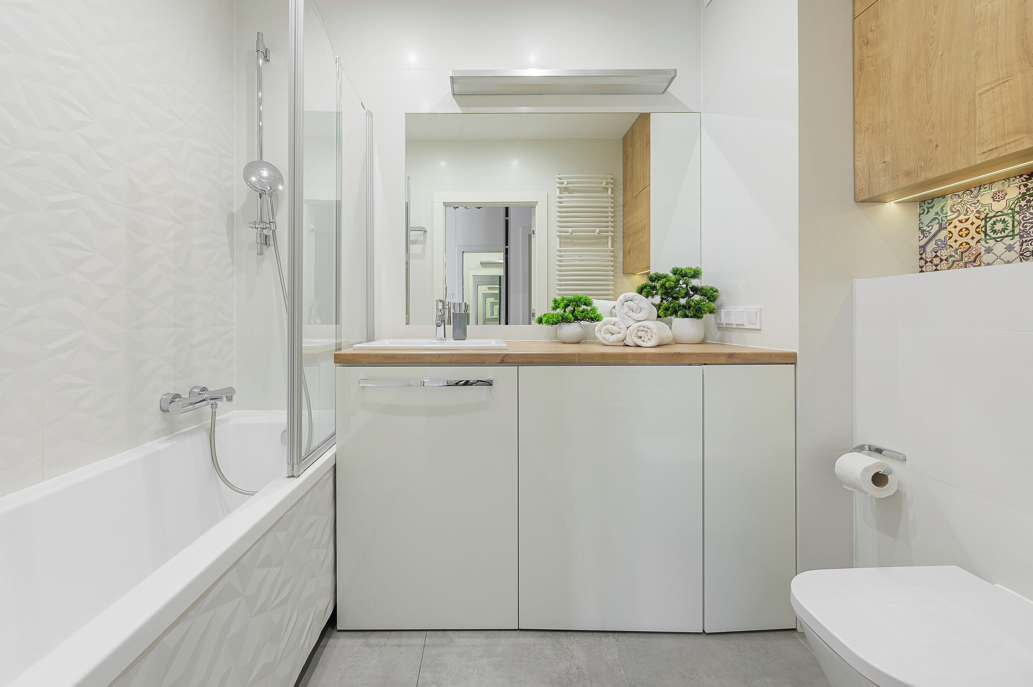 Un baño moderno con bañera, ducha y retrete.
