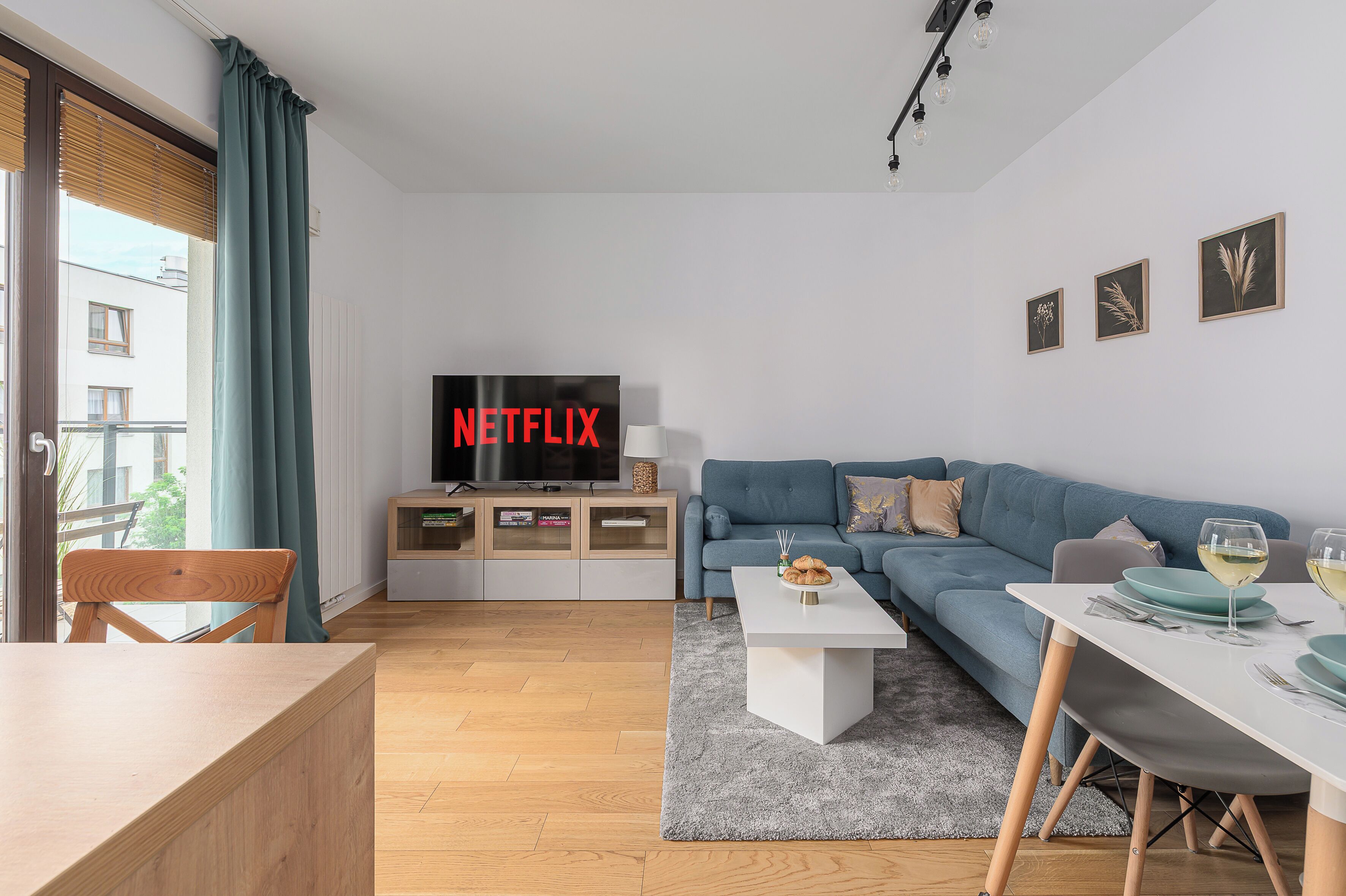 Apartamento superior, 2 quartos, vista para a cidade | Área de estar | TV 30 polegadas com canais via satélite, Netflix, serviços de streaming