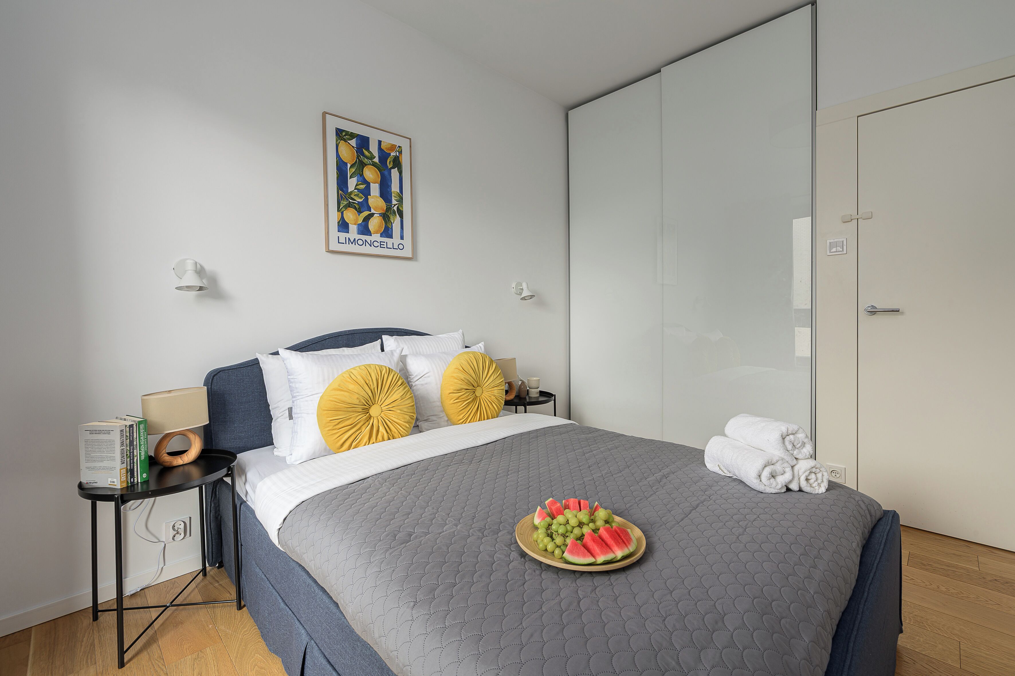 Departamento superior, 2 habitaciones, vista a la ciudad | Ropa de cama de alta calidad, cortinas blackout y insonorización 