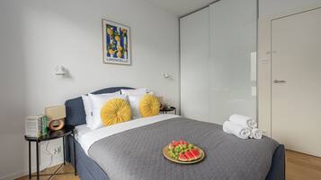 Departamento superior, 2 habitaciones, vista a la ciudad | Ropa de cama de alta calidad, cortinas blackout y insonorización