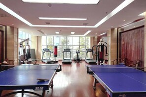 A room with ping pong tables, exercise equipment, and large windows. - Jiangxuan Hotel (Jiangxi Training Base for Publicity Cadres) (Jinggangshan City)