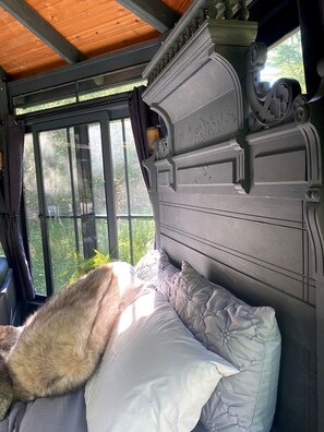 1 bedroom, bed sheets