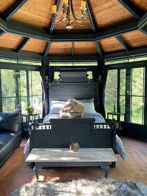1 bedroom, bed sheets