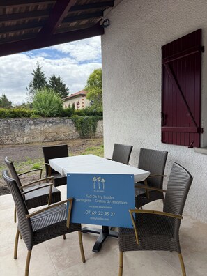 Outdoor dining - Vrbo Property (Solférino)