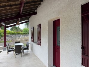 Outdoor dining - Vrbo Property (Solférino)