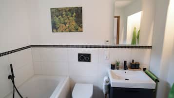 Baignoire à jets, sèche-cheveux, serviettes fournies, savon