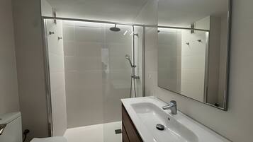 Een douche, handdoeken