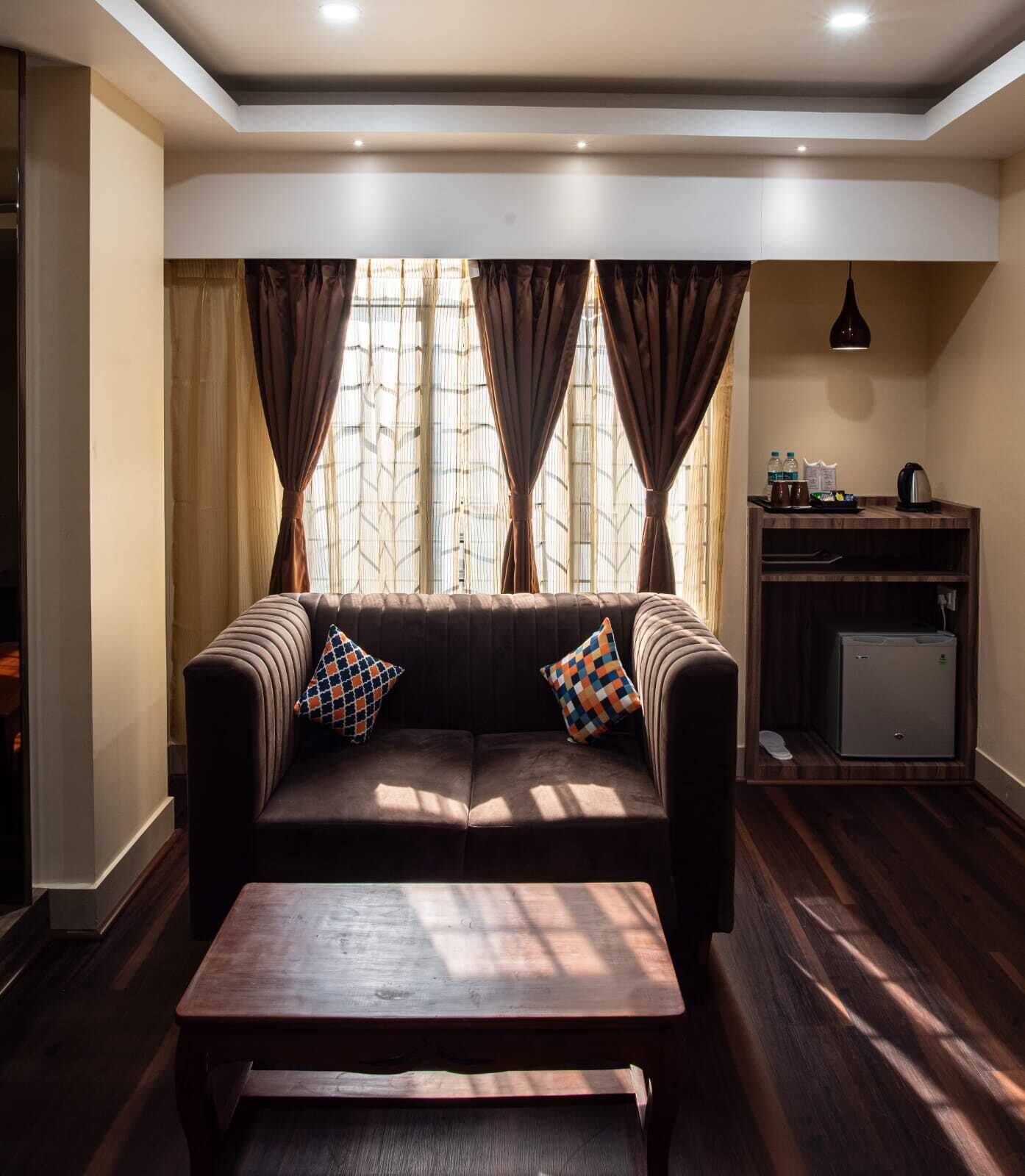 Studio Suite Cao cấp | Khu phòng khách | TV LED 43-inch có truyền hình cáp 