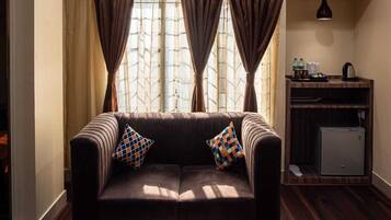 Studio Suite Cao cấp | Khu phòng khách | TV LED 43-inch có truyền hình cáp
