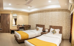 Habitación básica con 1 cama matrimonial o 2 individuales | Escritorio, espacio para trabajar con laptop y wifi gratis 