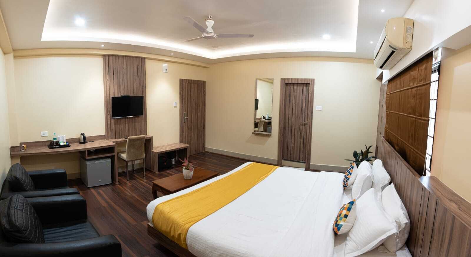 Superior tweepersoonskamer | Luxe beddengoed, bedden met traagschuimmatras, een bureau