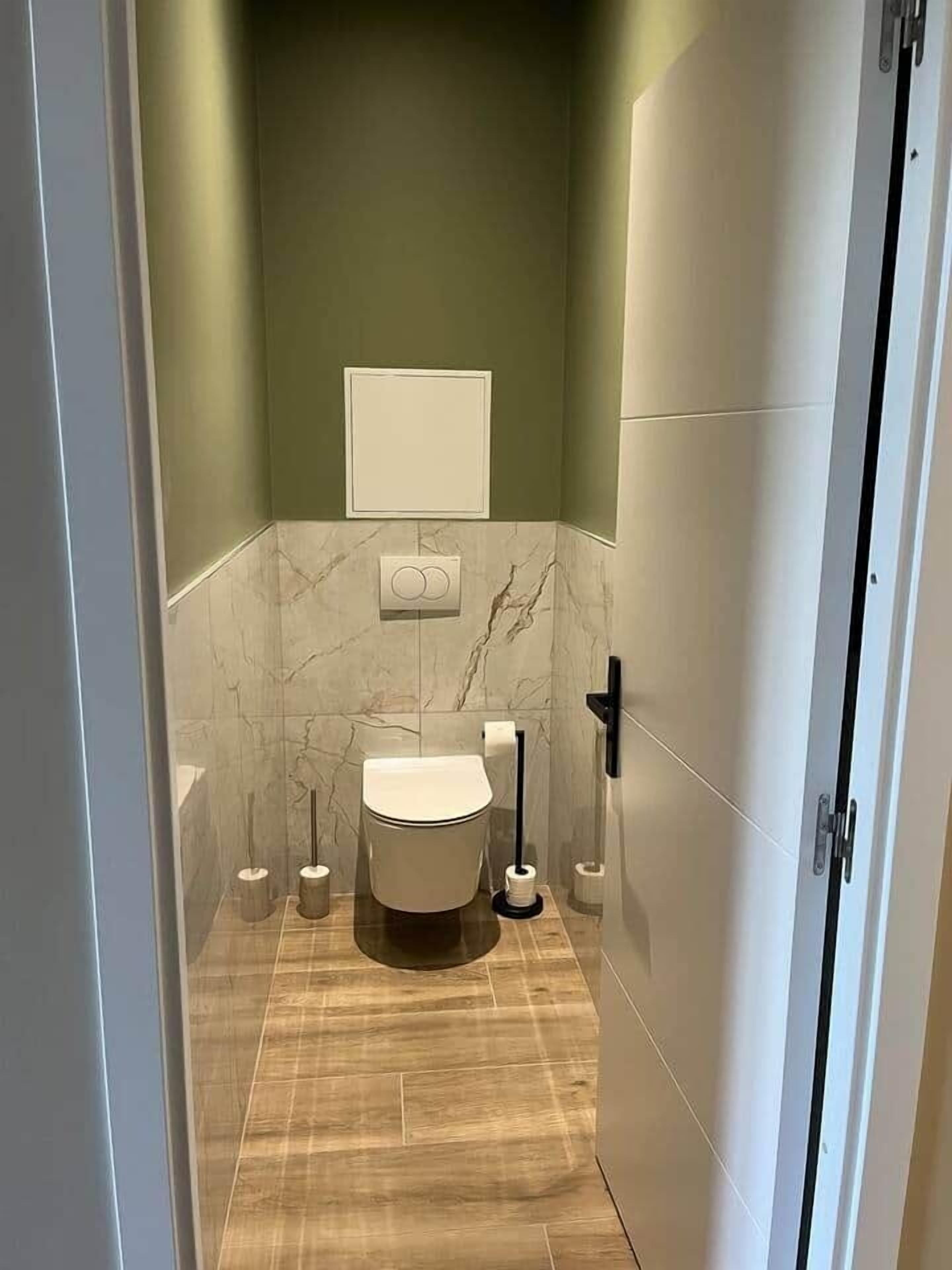 Ein Badezimmer mit Toilette, Bidet und Handtuchhalter.
