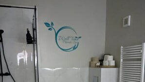 Moderni kylpyhuone, jossa on wc, suihku ja pyyheteline.