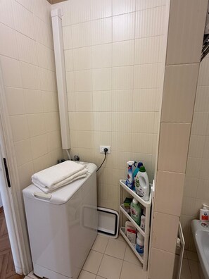 Haartrockner, Handtücher, Seife, Toilettenpapier