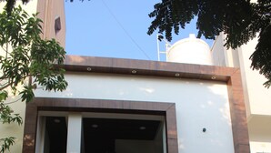 A building with a sign that reads 'SWAMY RAMANA RESIDENCY'. - Swamy Ramana Residency (Tiruvannamalai)