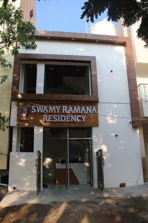 A building with a sign that reads 'SWAMY RAMANA RESIDENCY'. - Swamy Ramana Residency (Tiruvannamalai)