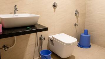 Kamar Deluks, balkon, pemandangan danau | Kamar mandi | Shower, perlengkapan mandi gratis, handuk, dan sabun