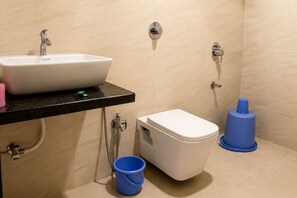 Phòng Deluxe, ban công, quang cảnh hồ | Phòng tắm | Buồng tắm vòi sen, đồ dùng nhà tắm miễn phí, khăn tắm, xà phòng
