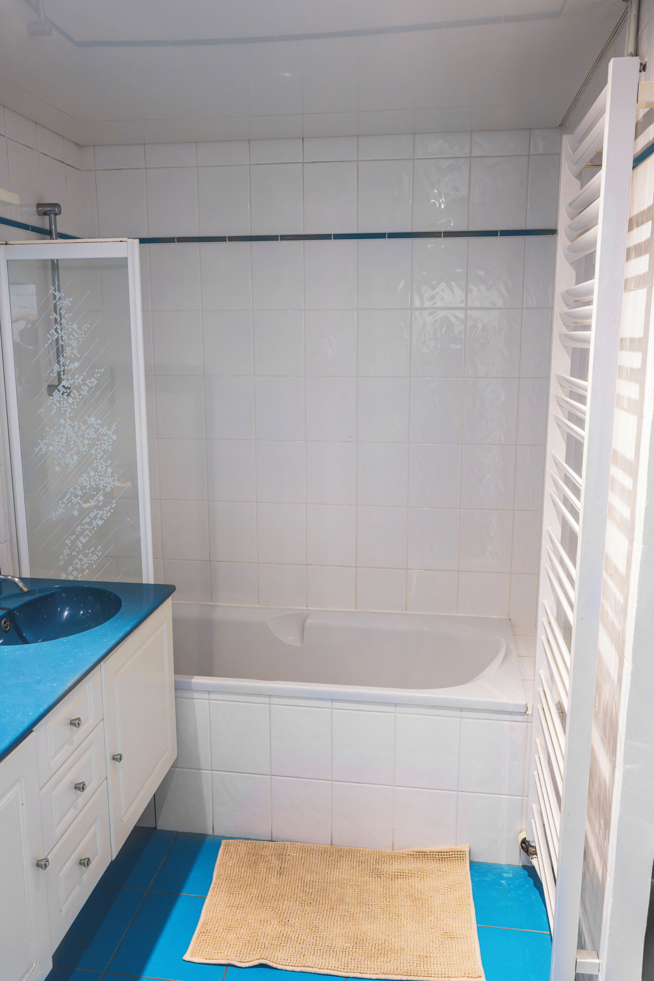 Ein Badezimmer mit Badewanne, Waschbecken und Spiegel.