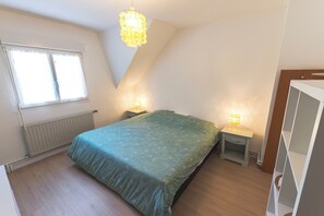 A bedroom with a bed, a window, a radiator, and a nightstand with a lamp. - A Flemish Getaway, Cozy Atmosphere, Pool Table, Fireplace, Sleeps 8 (Armbouts-Cappel)