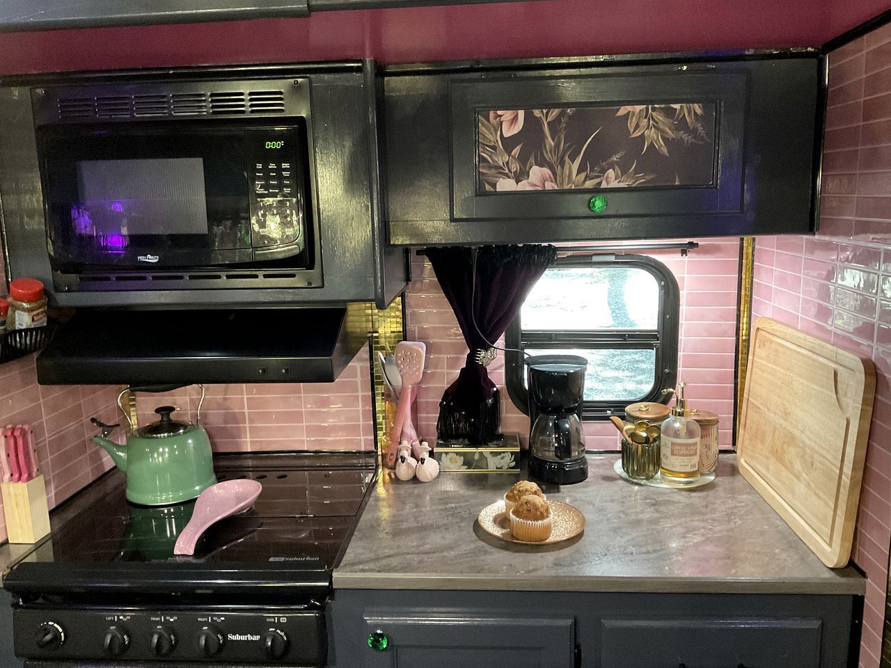 Coffee/tea maker, fridge, oven, stovetop