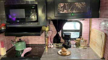 Coffee/tea maker, fridge, oven, stovetop