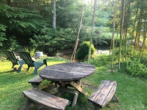 Outdoor dining - Rustic Woodland Treehouse with Fire Pit in Talking Rock, Georgia (Pickens County)