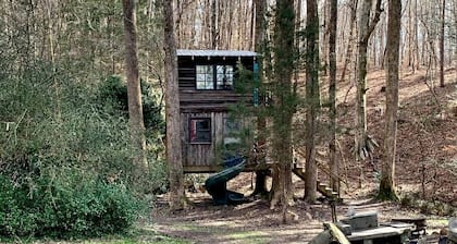 Rustic Woodland Treehouse with Fire Pit in Talking Rock, Georgia