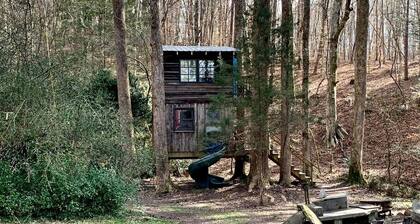 Rustic Woodland Treehouse with Fire Pit in Talking Rock, Georgia