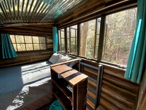 1 bedroom, iron/ironing board, bed sheets - Rustic Woodland Treehouse with Fire Pit in Talking Rock, Georgia (Pickens County)