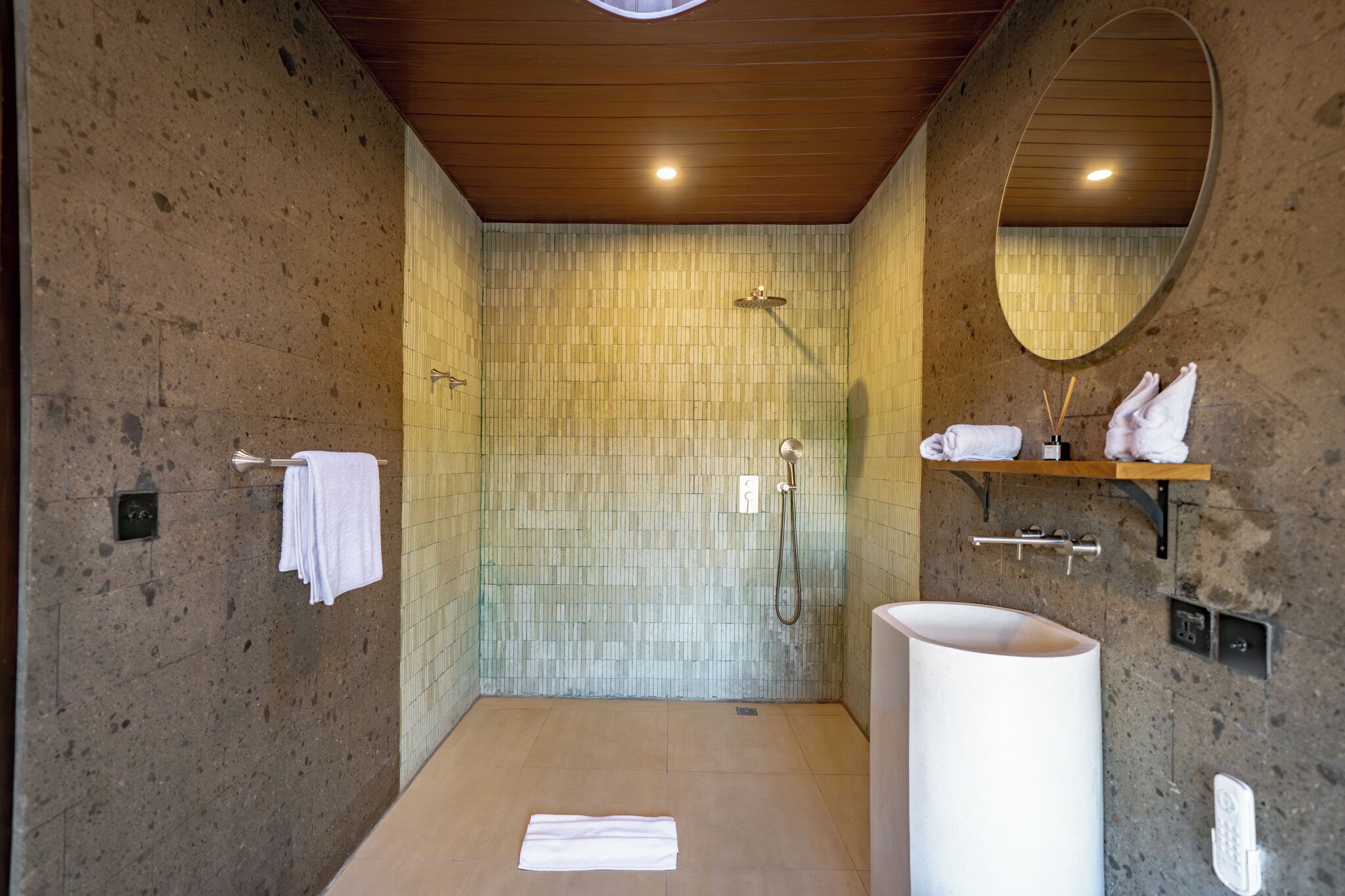 Un baño moderno con una bañera grande, una ducha y un espejo.
