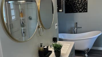 Serviettes fournies, savon, papier toilette