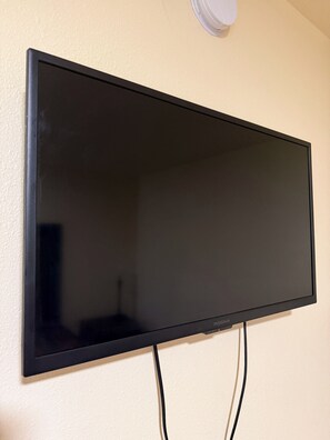 Television - Spacious 3-bedroom apartment with AC near Portland (Gresham)