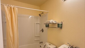 A bathroom with a bathtub, toilet, and sink. - Spacious 3-bedroom apartment with AC near Portland (Gresham)