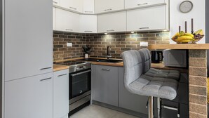 Apartamento luxo, 2 quartos, vista para o pátio | Cozinha privada | Chaleira elétrica, cadeirão de bebê, chapa