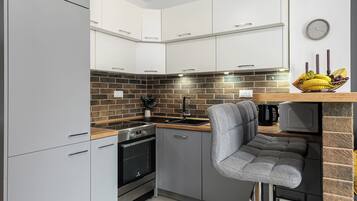 Deluxe Apartment, 2 Bedrooms, Courtyard View | Private kitchen
