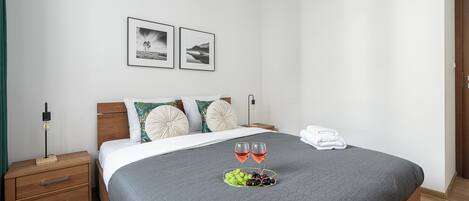 Departamento Deluxe, 2 habitaciones, vista al patio | Ropa de cama hipoalergénica, cortinas blackout y insonorización
