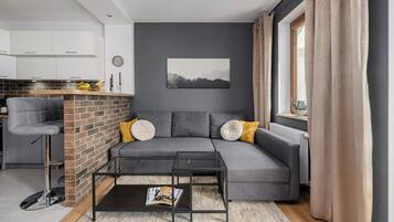 Deluxe Apartment, 2 Bedrooms, Courtyard View | Living area