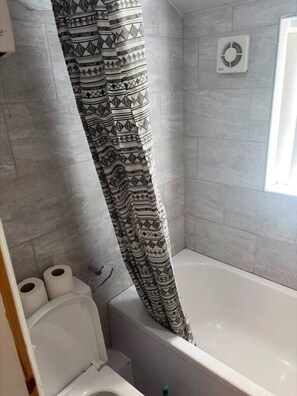 Bathroom - Suite in LS7, Great For Contractors (West Yorkshire)