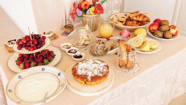 Un bufé de desayuno con diferentes opciones de alimentos y un centro de mesa decorativo.
