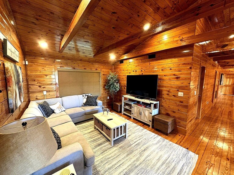 Rustic Log Cabin With Hot Tub & Wraparound Porch In Mount Airy, North Carolina - Mount Airy, NC