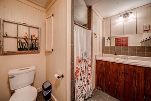 Unclassified image, 5 of 18, button - Charming Bamboo Retreat on Organic Farm in Talking Rock, Georgia (Talking Rock)